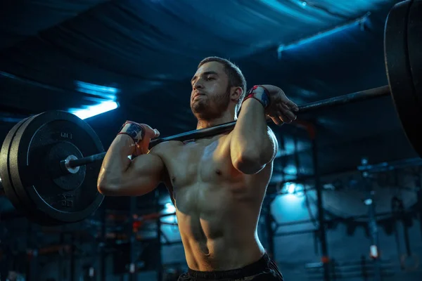 Kaukasier übt im Gewichtheben in Turnhalle — Stockfoto