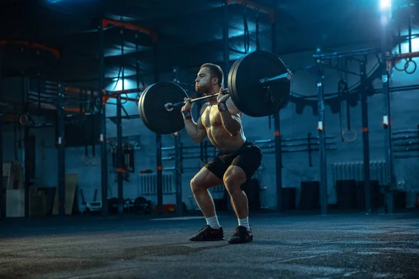 Hombre caucásico practicando levantamiento de pesas en gimnasio — Foto de Stock