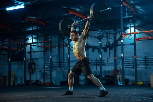 Hombre caucásico practicando levantamiento de pesas en gimnasio —  Fotos de Stock