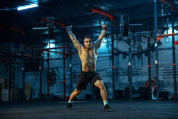 Kaukázusi férfi gyakorló súlyemelés tornaterem — Stock Fotó