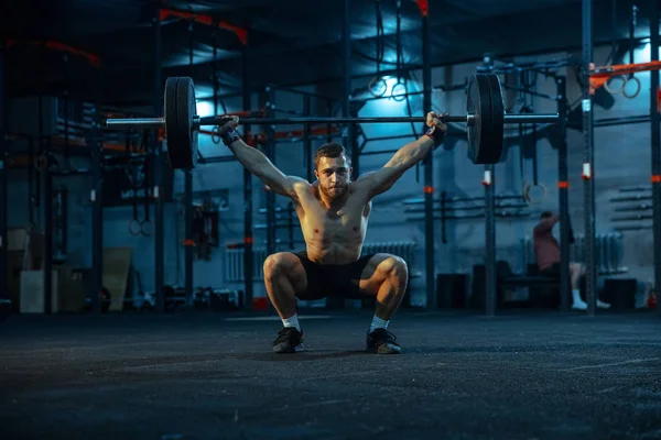 Kaukasier übt im Gewichtheben in Turnhalle — Stockfoto