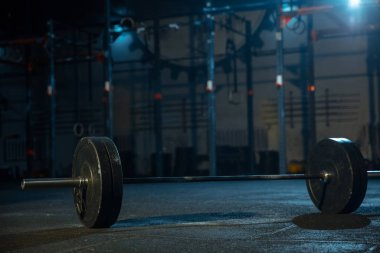 Spor salonunda halter için halter.