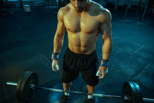 Hombre caucásico practicando levantamiento de pesas en gimnasio — Foto de Stock