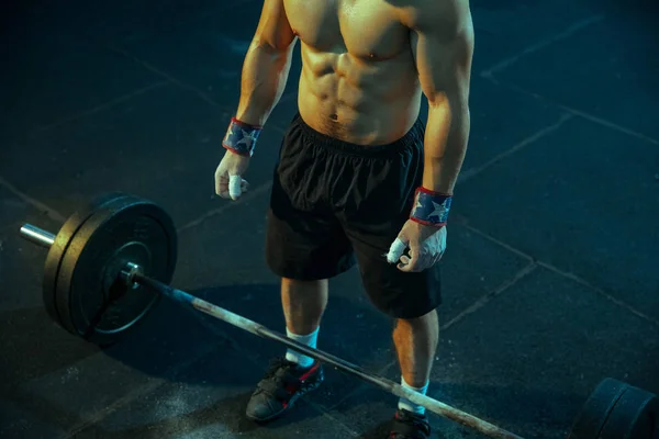 Caucasian man practicing in weightlifting in gym — Stock Photo, Image