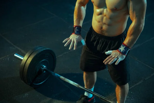 Uomo caucasico che pratica il sollevamento pesi in palestra — Foto Stock