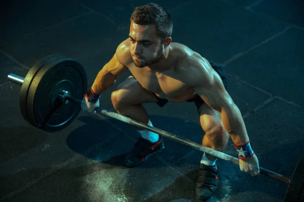 Кавказький чоловік займається важкою атлетикою в спортзалі. — стокове фото
