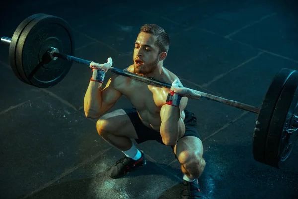 Hombre caucásico practicando levantamiento de pesas en gimnasio —  Fotos de Stock