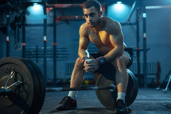 Hombre caucásico practicando levantamiento de pesas en gimnasio —  Fotos de Stock