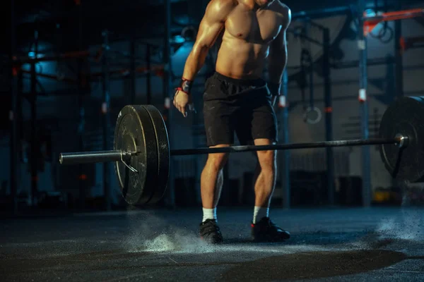 Uomo caucasico che pratica il sollevamento pesi in palestra — Foto Stock