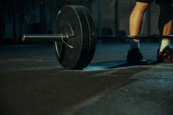 Homme caucasien pratiquant en haltérophilie dans la salle de gym — Photo