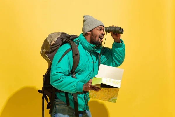 Portrait complet d'un jeune touriste africain gai isolé sur fond jaune — Photo