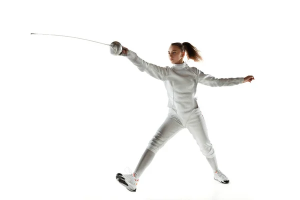 Menina adolescente em esgrima traje com espada na mão isolado no fundo branco — Fotografia de Stock