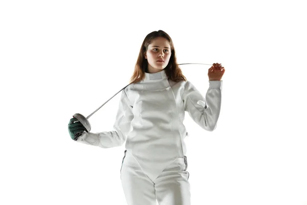 Adolescente en costume d'escrime avec épée à la main isolé sur fond blanc — Photo