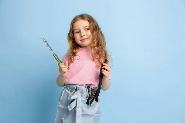 Menina sonhando com futura profissão de costureira — Fotografia de Stock