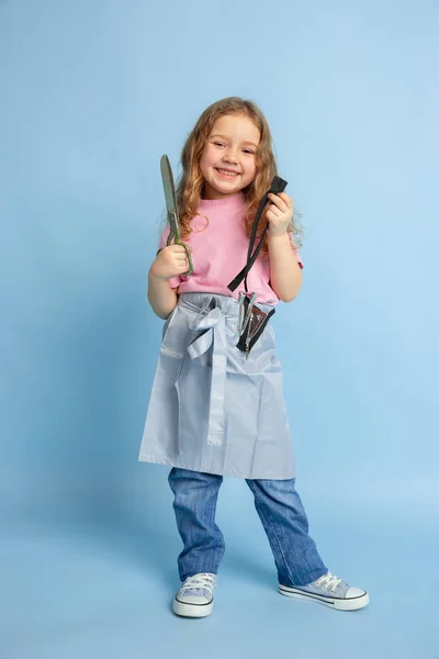 Petite fille rêvant de future profession de couturière — Photo