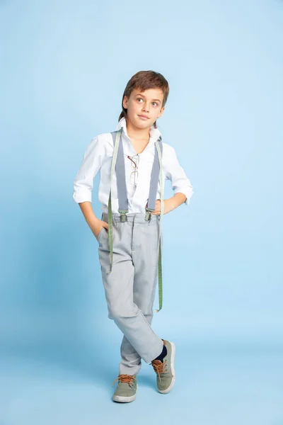 Μικρό αγόρι που ονειρεύεται το μελλοντικό επάγγελμα της μοδίστρας — Φωτογραφία Αρχείου