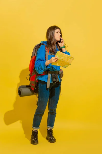 Portrait pleine longueur d'une jeune fille touristique caucasienne gaie isolée sur fond jaune — Photo