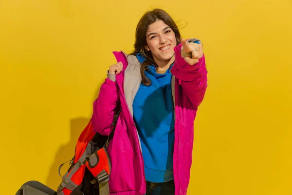 Πορτραίτο ενός χαρούμενου νέου καυκάσιου τουρίστα κορίτσι απομονωμένο σε κίτρινο φόντο — Φωτογραφία Αρχείου