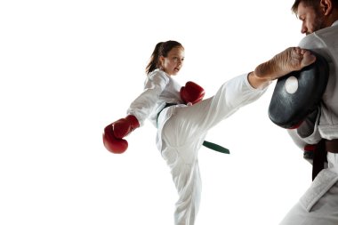 Kimono 'da birinci sınıf, koçla göğüs göğüse dövüş antrenmanı. Dövüş sanatları.