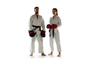 Kimono 'da birinci sınıf, koçla göğüs göğüse dövüş antrenmanı. Dövüş sanatları.