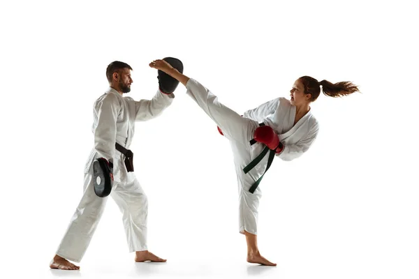 Junior v kimonu trénuje boj muže proti muži s trenérem, bojová umění — Stock fotografie