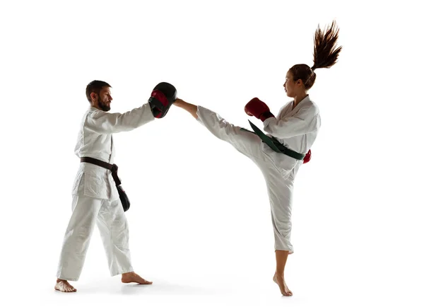 Младший в кимоно практикует рукопашный бой с тренером, мартиальное искусство — стоковое фото