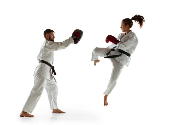 Младший в кимоно практикует рукопашный бой с тренером, мартиальное искусство — стоковое фото