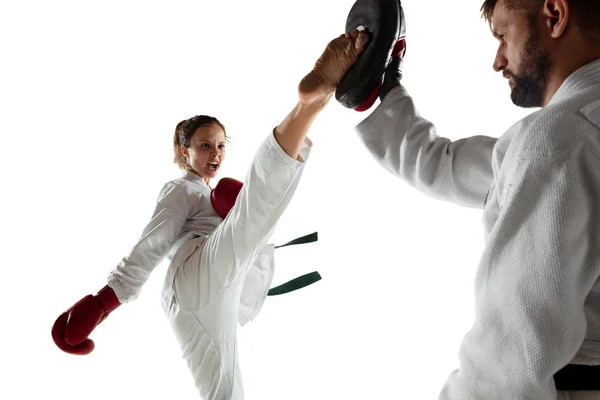 Junior em quimono praticando combate corpo-a-corpo com treinador, artes marciais — Fotografia de Stock