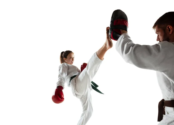 Junior en kimono practicando combate cuerpo a cuerpo con entrenador, artes marciales —  Fotos de Stock