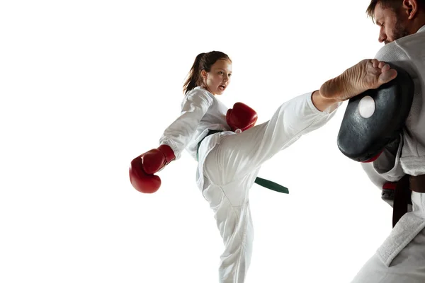 Junior en kimono practicando combate cuerpo a cuerpo con entrenador, artes marciales — Foto de Stock