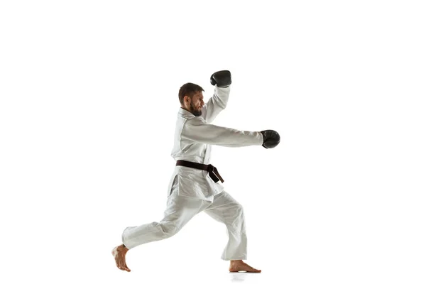 Entrenador seguro en kimono practicando combate cuerpo a cuerpo, artes marciales — Foto de Stock