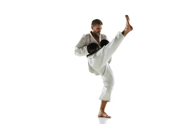 Självsäker tränare i kimono tränar hand-till-hand strid, kampsport — Stockfoto