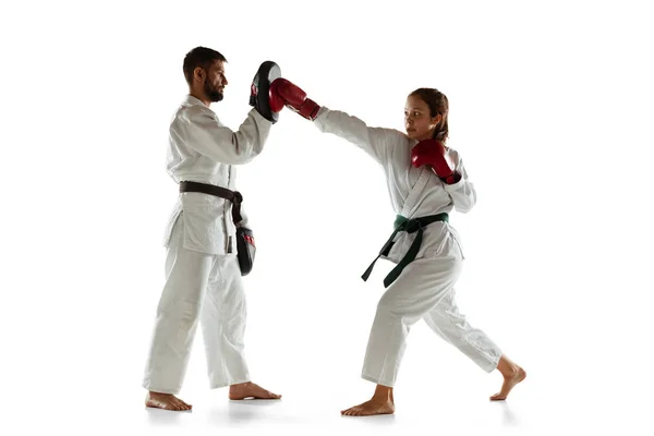 Junior i kimono tränar hand-till-hand strid med tränare, kampsport — Stockfoto