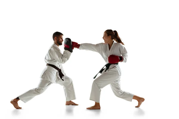 Junior en kimono practicando combate cuerpo a cuerpo con entrenador, artes marciales — Foto de Stock