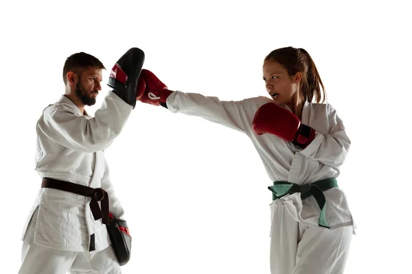Junior em quimono praticando combate corpo-a-corpo com treinador, artes marciais — Fotografia de Stock
