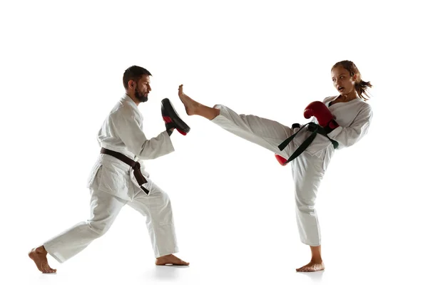 Junior in kimono pratica combattimento corpo a corpo con allenatore, arti marziali — Foto Stock