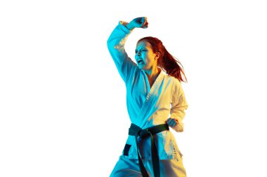 Kimono 'da kendinden emin bir öğrenci göğüs göğüse dövüş, dövüş sanatları eğitimi alıyor.