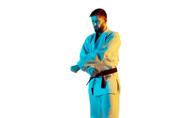 Självsäker tränare i kimono tränar hand-till-hand strid, kampsport — Stockfoto