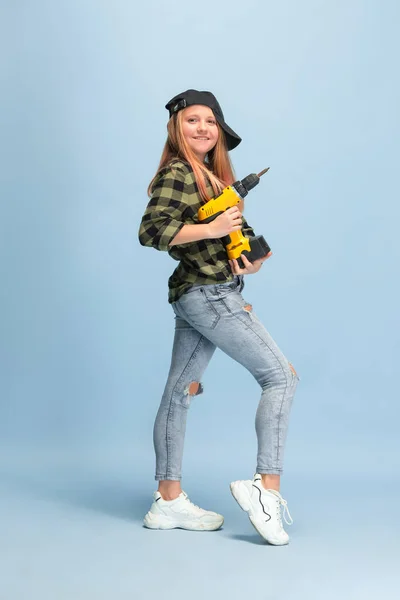 Menina sonhando com a futura profissão de engenheiro — Fotografia de Stock