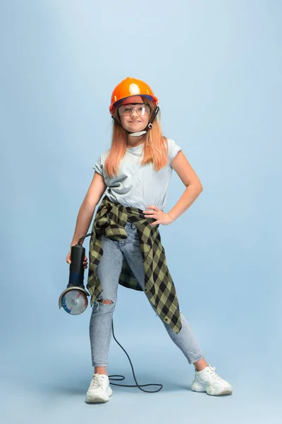 Девушка мечтает о будущей профессии инженера — стоковое фото