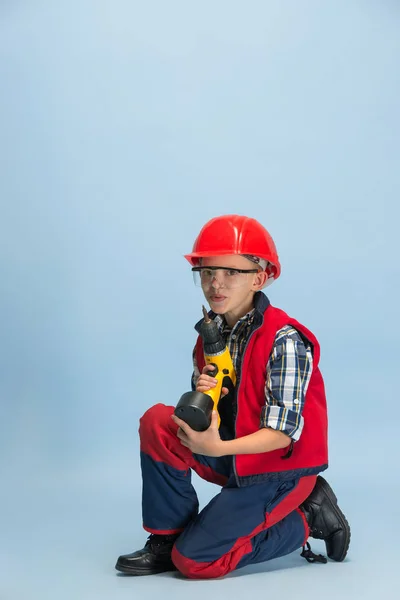 Menino sonhando com futura profissão de engenheiro — Fotografia de Stock