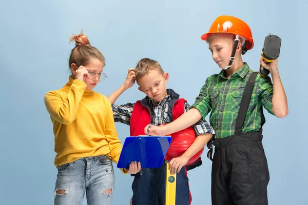Crianças sonhando com a futura profissão de engenheiro — Fotografia de Stock