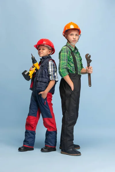 Los niños soñando con la profesión futura del ingeniero — Foto de Stock