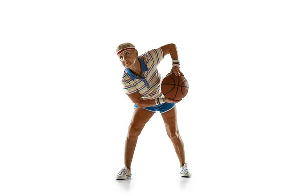 Seniorin spielt Basketball in Sportbekleidung auf weißem Hintergrund — Stockfoto
