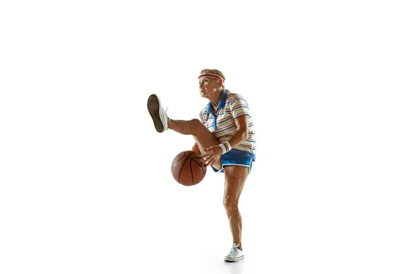 Senior vrouw basketbal spelen in sportschoenen op witte achtergrond — Stockfoto