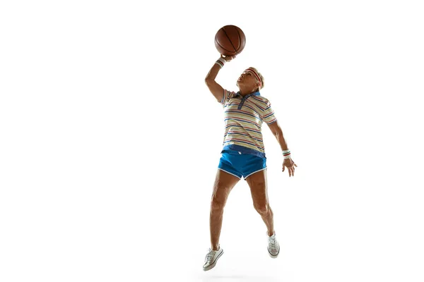 Mulher sênior jogando basquete em sportwear no fundo branco — Fotografia de Stock