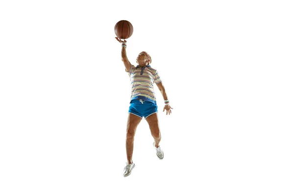 Ανώτερη γυναίκα που παίζει μπάσκετ σε αθλητικό ένδυμα σε λευκό φόντο — Φωτογραφία Αρχείου
