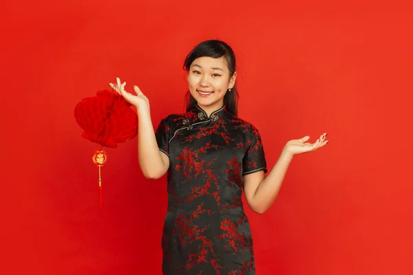 Feliz año nuevo chino. Asiática joven chica retrato aislado en rojo fondo — Foto de Stock