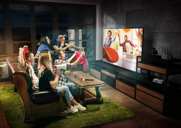 Grupo de amigos viendo televisión, concepto deportivo, actividad de ocio — Foto de Stock