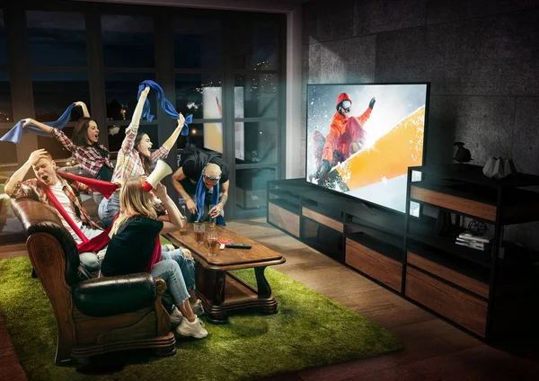 Groep vrienden die TV kijken, sportconcept, vrijetijdsbesteding — Stockfoto